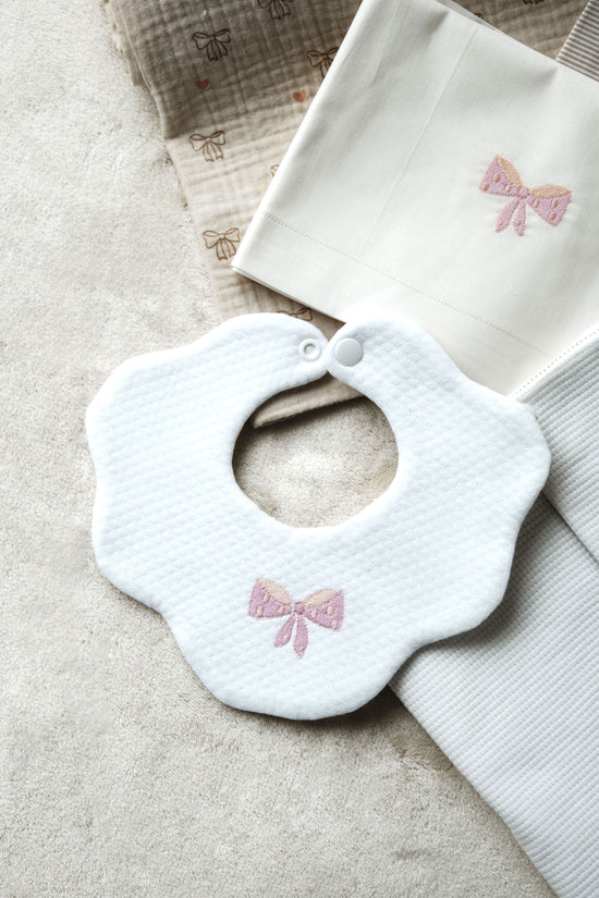 bavaglino ricamato a mano con fiocco rosa