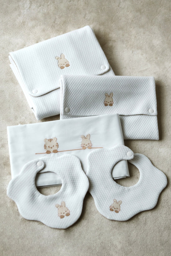 completo per bebè e bambini con bavaglino copertina e porta accessori