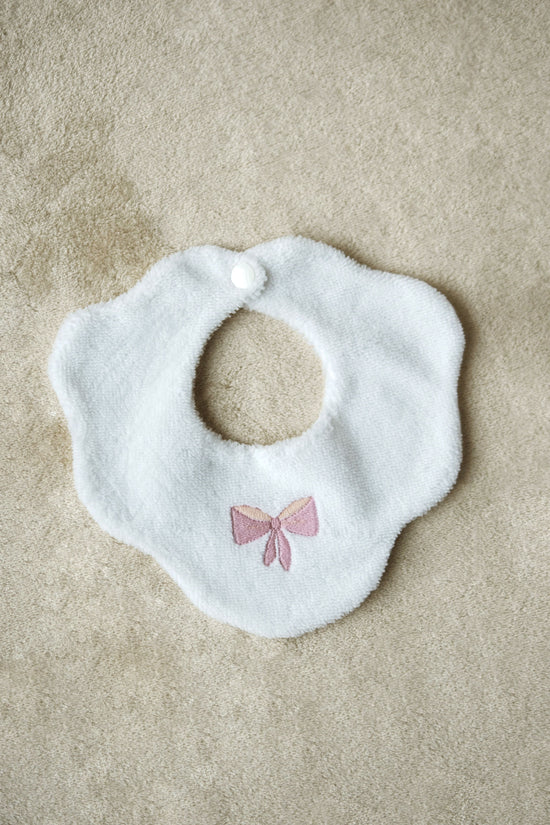 bavaglino ricamato a mano per bambine 