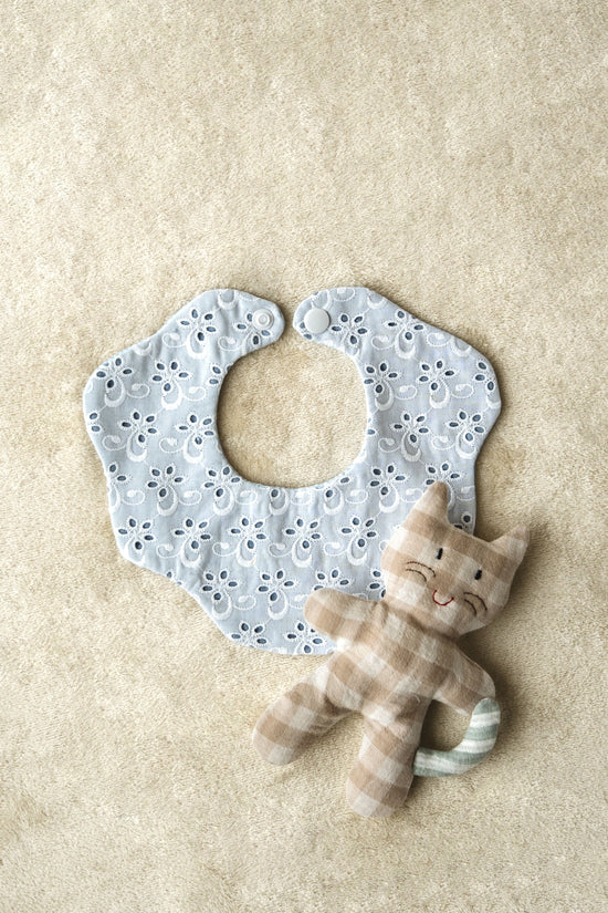 bavaglino ricamato a mano fantasia