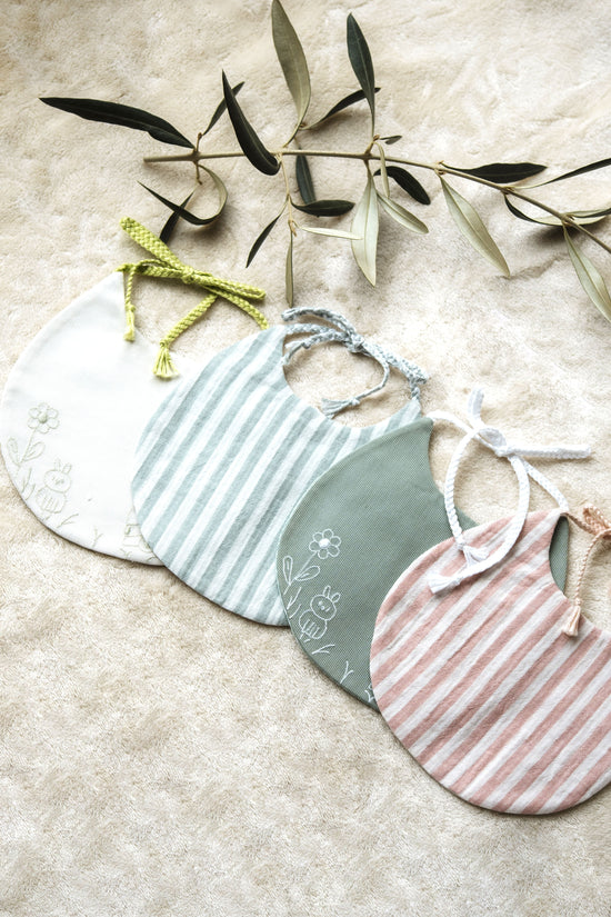 set idi bavaglini ricamati a mano e personalizzati